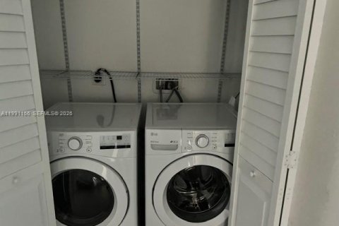 Casa en alquiler en Hallandale Beach, Florida, 3 dormitorios, 116.22 m2 № 2057443 - foto 6