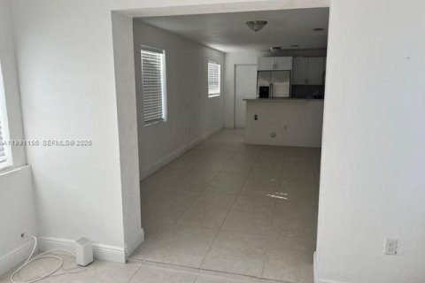 Casa en alquiler en Hallandale Beach, Florida, 3 dormitorios, 116.22 m2 № 2057443 - foto 11