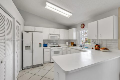 Купить виллу или дом в Санрайз, Флорида 2 спальни, 110.09м2, № 1929500 - фото 6