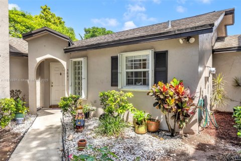 Купить виллу или дом в Санрайз, Флорида 2 спальни, 110.09м2, № 1929500 - фото 1