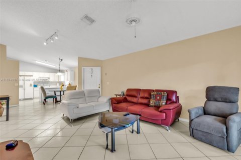 Купить виллу или дом в Санрайз, Флорида 2 спальни, 110.09м2, № 1929500 - фото 16