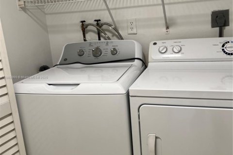Снять в аренду кондоминиум в Майами, Флорида 2 спальни, 78.78м2, № 1930241 - фото 23