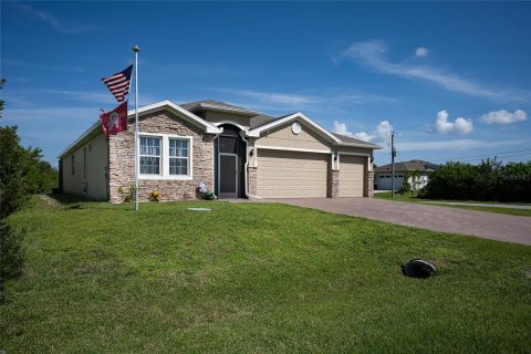 House in Port Charlotte, Florida 3 bedrooms, 222.59 sq.m. № 1899631 - photo 1