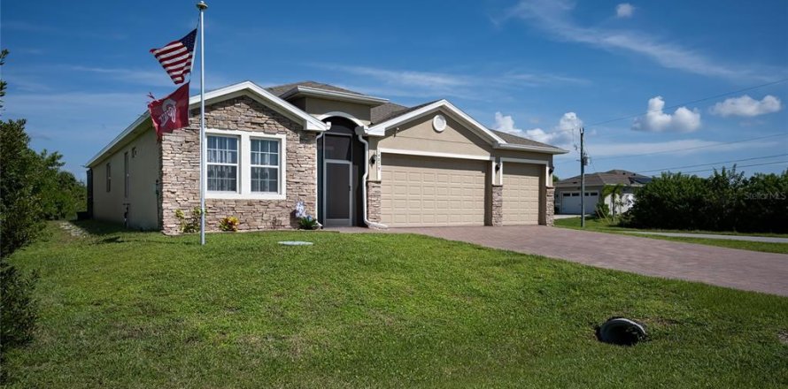 House in Port Charlotte, Florida 3 bedrooms, 222.59 sq.m. № 1899631