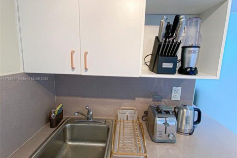 Condo in Miami Beach, Florida  № 1584904 - photo 11