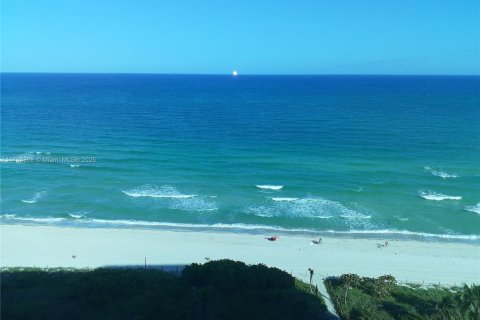 Condo in Miami Beach, Florida  № 1584904 - photo 1