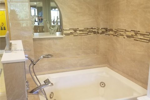 Condominio en alquiler en Key Biscayne, Florida, 3 dormitorios, 185.9 m2 № 1934125 - foto 11