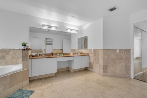 Купить виллу или дом в Дорал, Флорида 4 спальни, 213.95м2, № 1931527 - фото 22