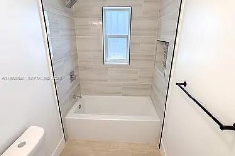 Casa en alquiler en North Miami, Florida, 3 dormitorios, 177.91 m2 № 2044979 - foto 3