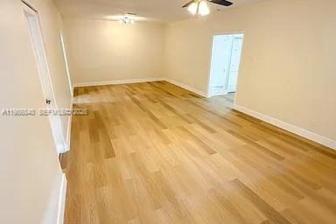 Casa en alquiler en North Miami, Florida, 3 dormitorios, 177.91 m2 № 2044979 - foto 4