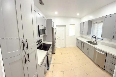 Casa en alquiler en North Miami, Florida, 3 dormitorios, 177.91 m2 № 2044979 - foto 9