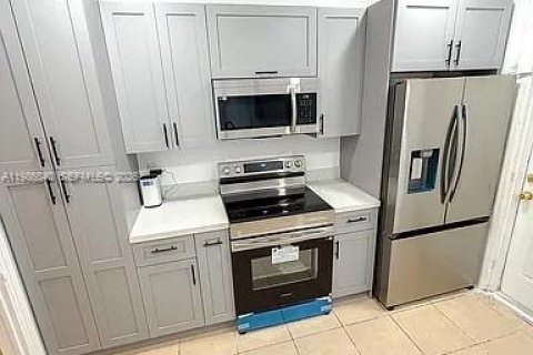 Casa en alquiler en North Miami, Florida, 3 dormitorios, 177.91 m2 № 2044979 - foto 2
