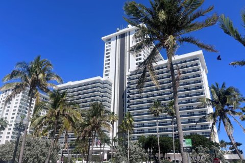 Condo in Fort Lauderdale, Florida, 2 bedrooms  № 2429798 - photo 2