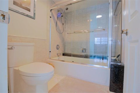 Condo in Fort Lauderdale, Florida, 2 bedrooms  № 2429798 - photo 23