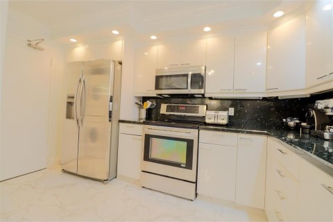 Condo in Fort Lauderdale, Florida, 2 bedrooms  № 2429798 - photo 12
