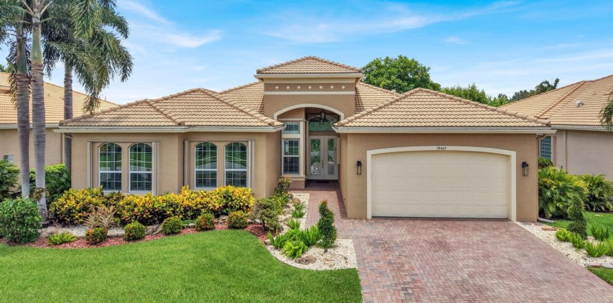 House in Boynton Beach, Florida 4 bedrooms, 256.6 sq.m. № 2185421