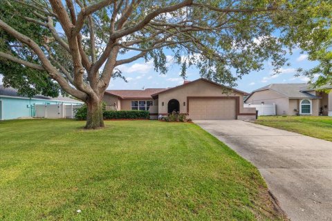 House in Saint Petersburg, Florida 3 bedrooms, 174.01 sq.m. № 1811024 - photo 1