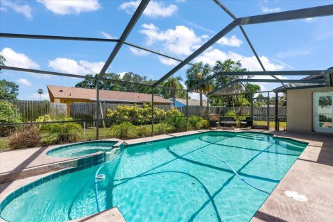 House in Saint Petersburg, Florida 3 bedrooms, 174.01 sq.m. № 1811024 - photo 13