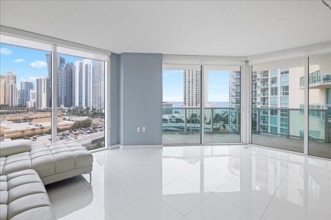 Condo in Sunny Isles Beach, Florida, 3 bedrooms № 2091241 - photo 25