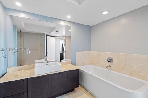 Condo in Sunny Isles Beach, Florida, 3 bedrooms № 2091241 - photo 15