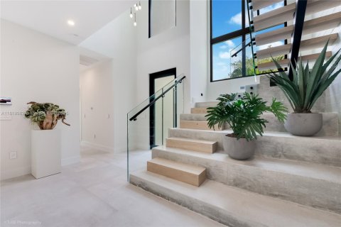 Villa ou maison à vendre à Miami, Floride: 5 chambres, 401.8 m2 № 1777831 - photo 2