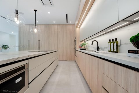 Villa ou maison à vendre à Miami, Floride: 5 chambres, 401.8 m2 № 1777831 - photo 10