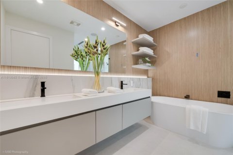 Villa ou maison à vendre à Miami, Floride: 5 chambres, 401.8 m2 № 1777831 - photo 17