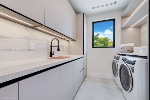 Villa ou maison à vendre à Miami, Floride: 5 chambres, 401.8 m2 № 1777831 - photo 21