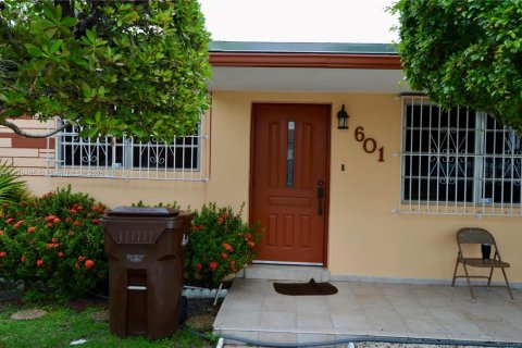 Villa ou maison à vendre à Hialeah, Floride: 3 chambres, 96.62 m2 № 1927200 - photo 2