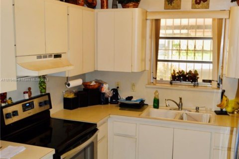 Villa ou maison à vendre à Hialeah, Floride: 3 chambres, 96.62 m2 № 1927200 - photo 11