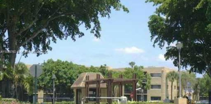 Кондоминиум с 2 спальнями в Майами, Флорида № 1953347