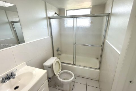 Купить кондоминиум в Майами, Флорида 1 спальня, 75.53м2, № 2167987 - фото 11