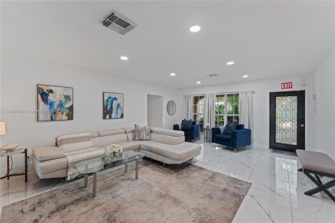 House in Wilton Manors, Florida 7 bedrooms, 340.86 sq.m. № 1954026 - photo 11