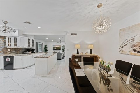 House in Wilton Manors, Florida 7 bedrooms, 340.86 sq.m. № 1954026 - photo 14