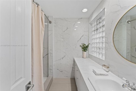 House in Wilton Manors, Florida 7 bedrooms, 340.86 sq.m. № 1954026 - photo 26