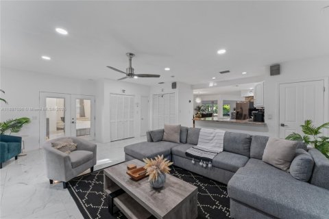 House in Wilton Manors, Florida 7 bedrooms, 340.86 sq.m. № 1954026 - photo 19