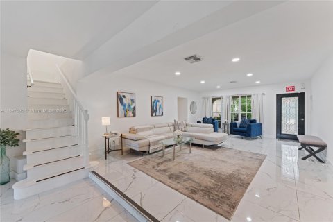 House in Wilton Manors, Florida 7 bedrooms, 340.86 sq.m. № 1954026 - photo 13