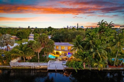 House in Wilton Manors, Florida 7 bedrooms, 340.86 sq.m. № 1954026 - photo 1