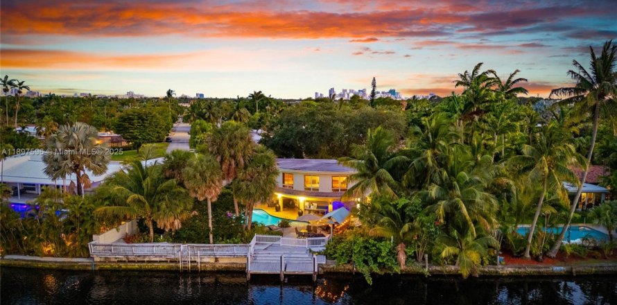 House in Wilton Manors, Florida 7 bedrooms, 340.86 sq.m. № 1954026