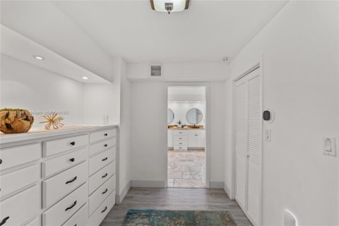 House in Wilton Manors, Florida 7 bedrooms, 340.86 sq.m. № 1954026 - photo 23