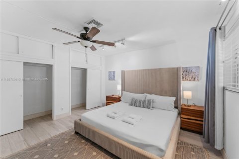 House in Wilton Manors, Florida 7 bedrooms, 340.86 sq.m. № 1954026 - photo 28