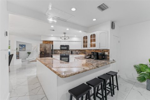 House in Wilton Manors, Florida 7 bedrooms, 340.86 sq.m. № 1954026 - photo 20