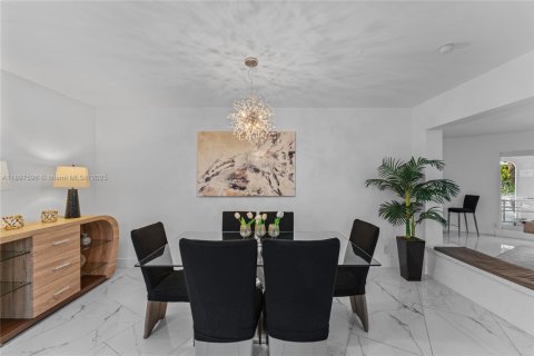 House in Wilton Manors, Florida 7 bedrooms, 340.86 sq.m. № 1954026 - photo 17