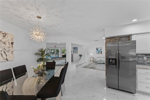 House in Wilton Manors, Florida 7 bedrooms, 340.86 sq.m. № 1954026 - photo 15