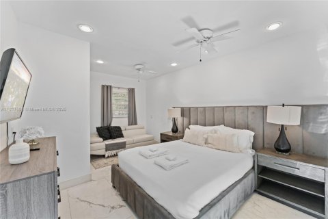 House in Wilton Manors, Florida 7 bedrooms, 340.86 sq.m. № 1954026 - photo 24