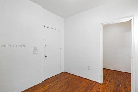 Condo in Miami Beach, Florida  № 2039149 - photo 12