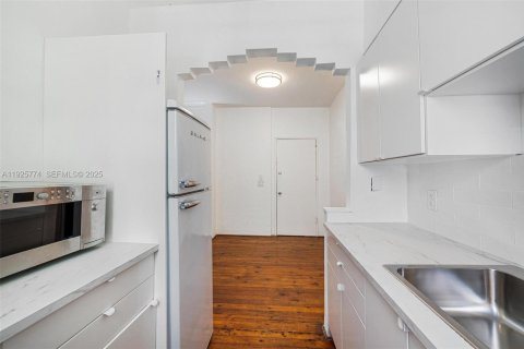 Condo in Miami Beach, Florida  № 2039149 - photo 11