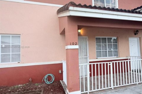 Condominio en Hialeah, Florida, 2 dormitorios  № 2059144