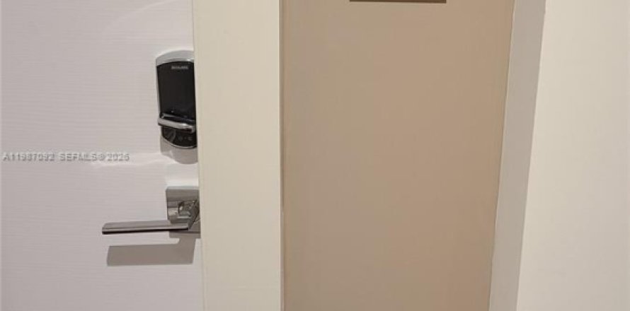 Condominio en Sunrise, Florida, 1 dormitorio  № 2046550