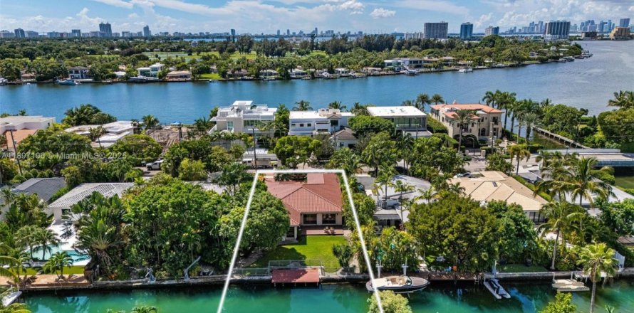 House in Miami Beach, Florida 3 bedrooms, 262.73 sq.m. № 2014733